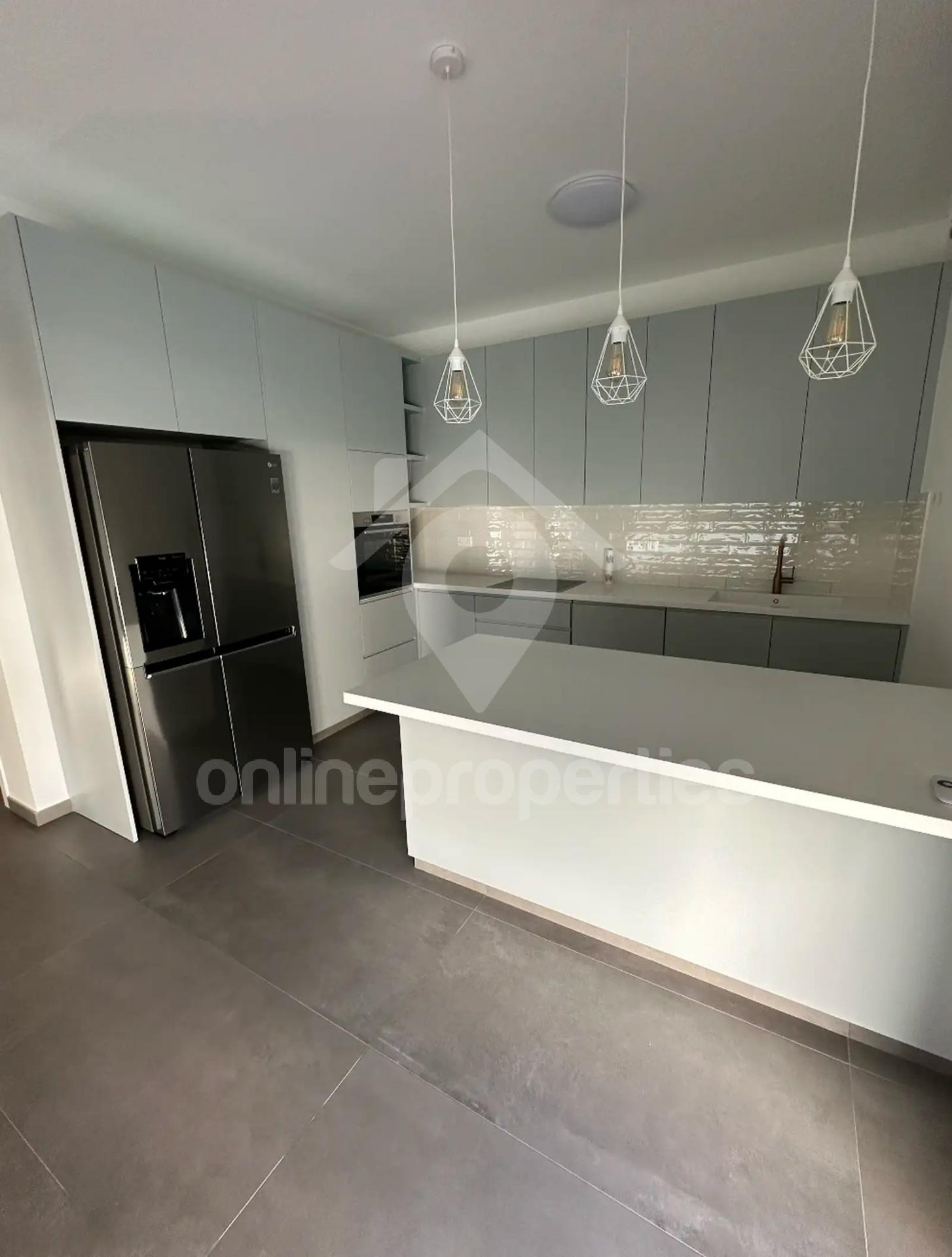 To change image, hover mouse over thumbnails below