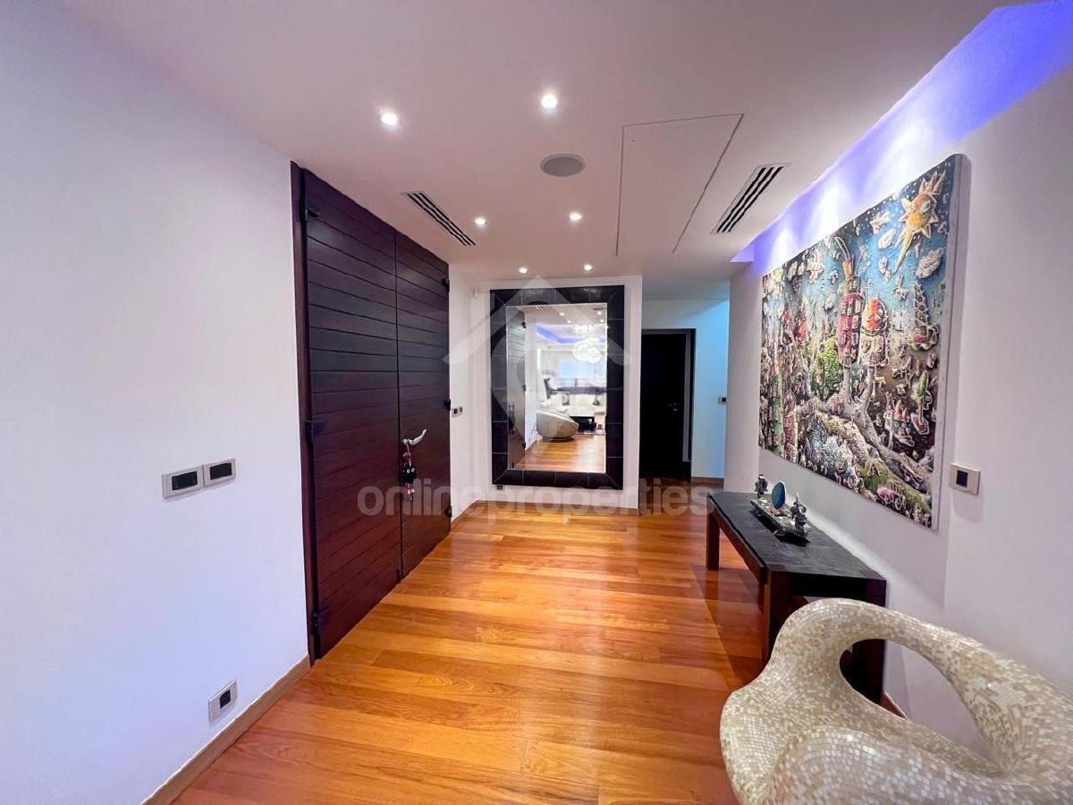 To change image, hover mouse over thumbnails below