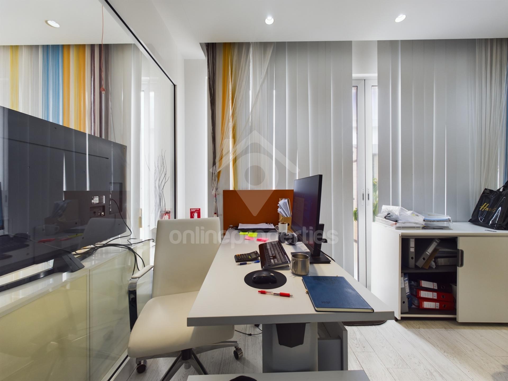 To change image, hover mouse over thumbnails below