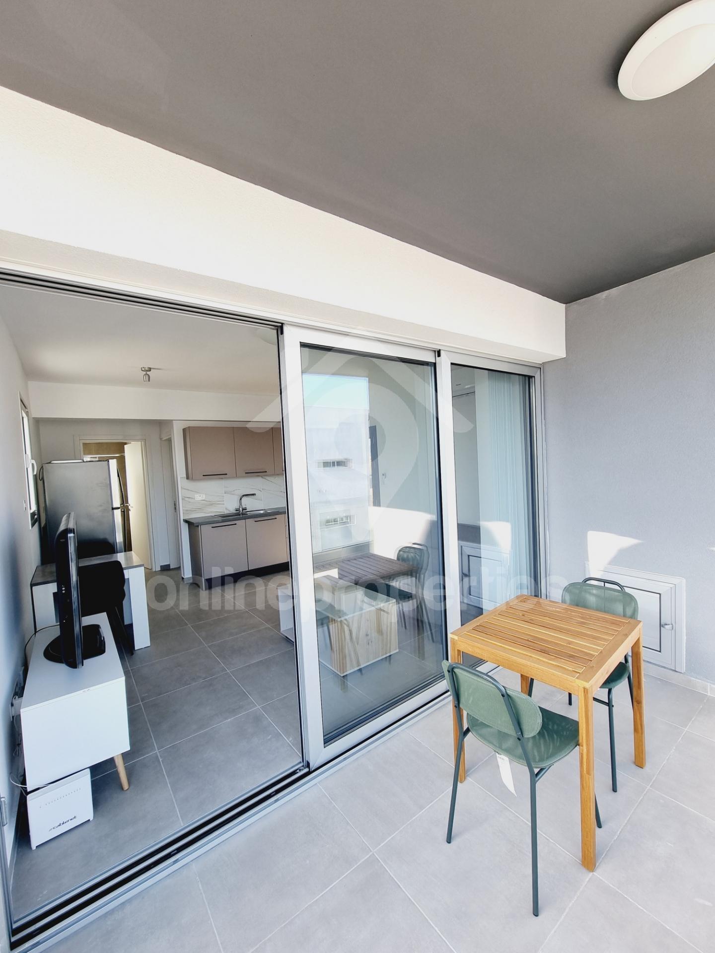 To change image, hover mouse over thumbnails below