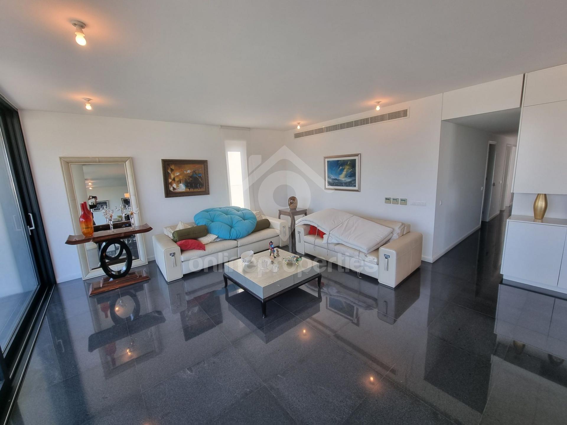 To change image, hover mouse over thumbnails below