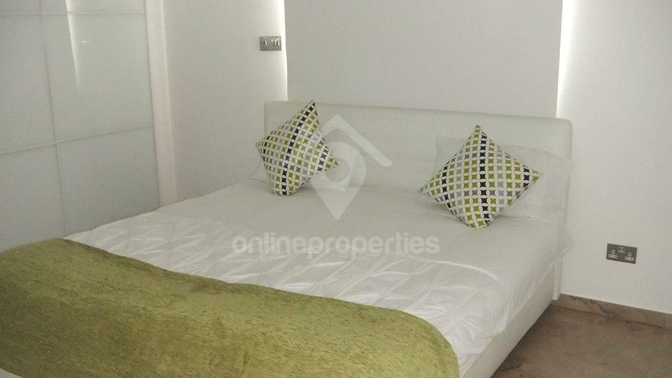 To change image, hover mouse over thumbnails below