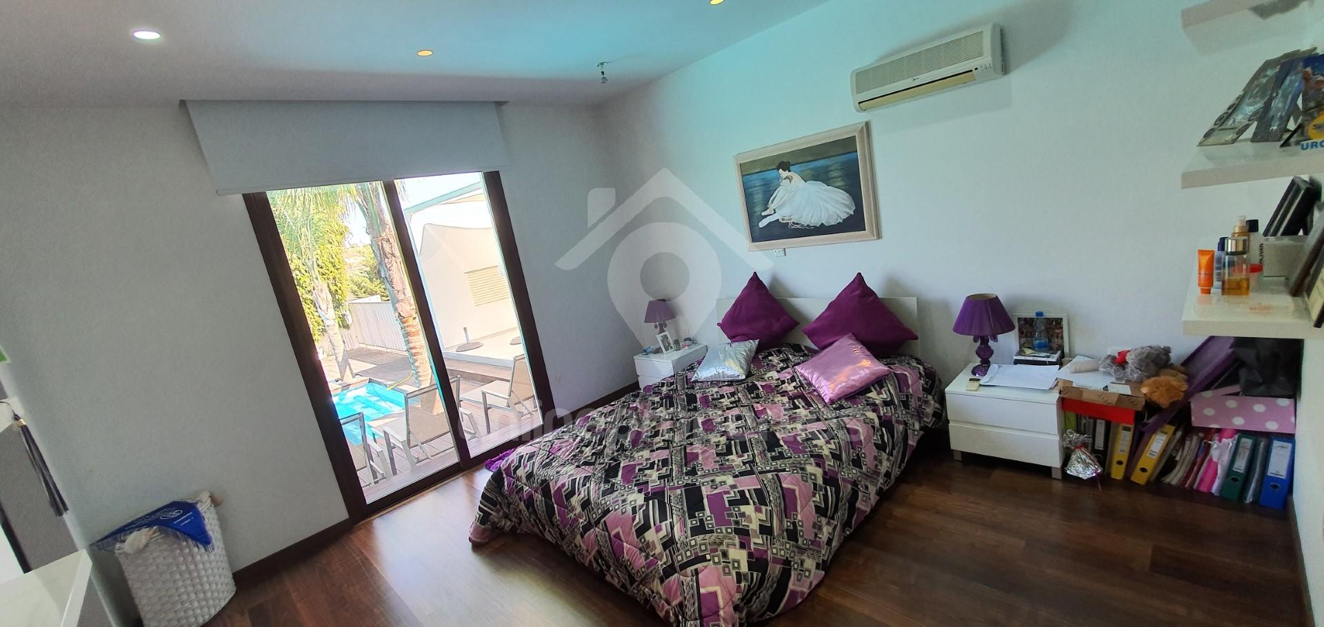 To change image, hover mouse over thumbnails below