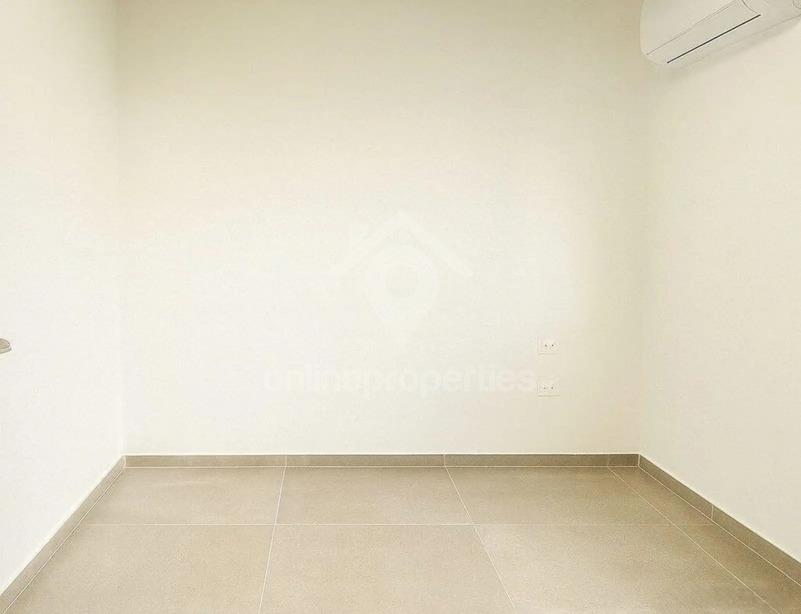 To change image, hover mouse over thumbnails below