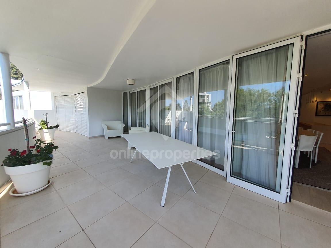 To change image, hover mouse over thumbnails below