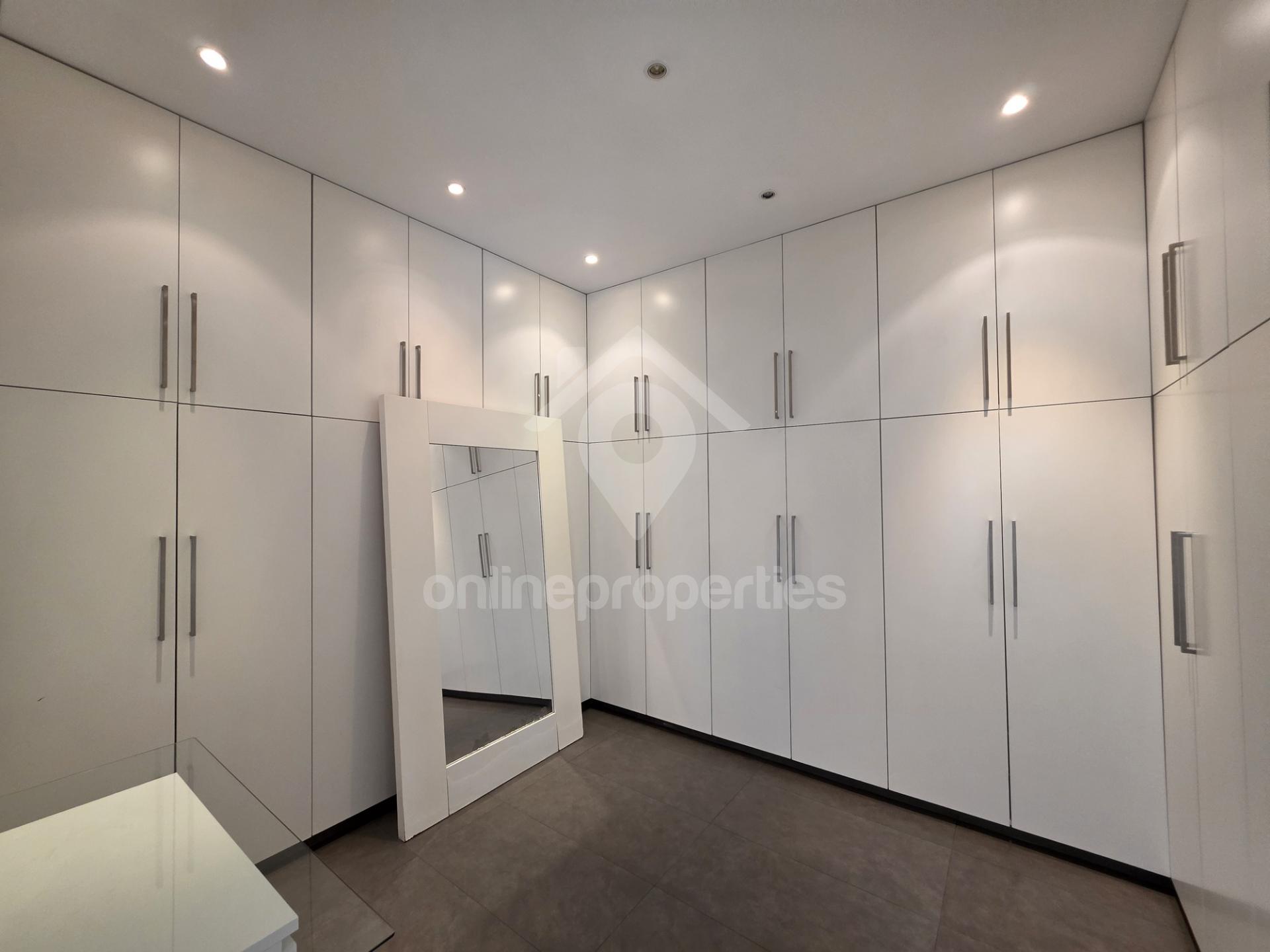 To change image, hover mouse over thumbnails below