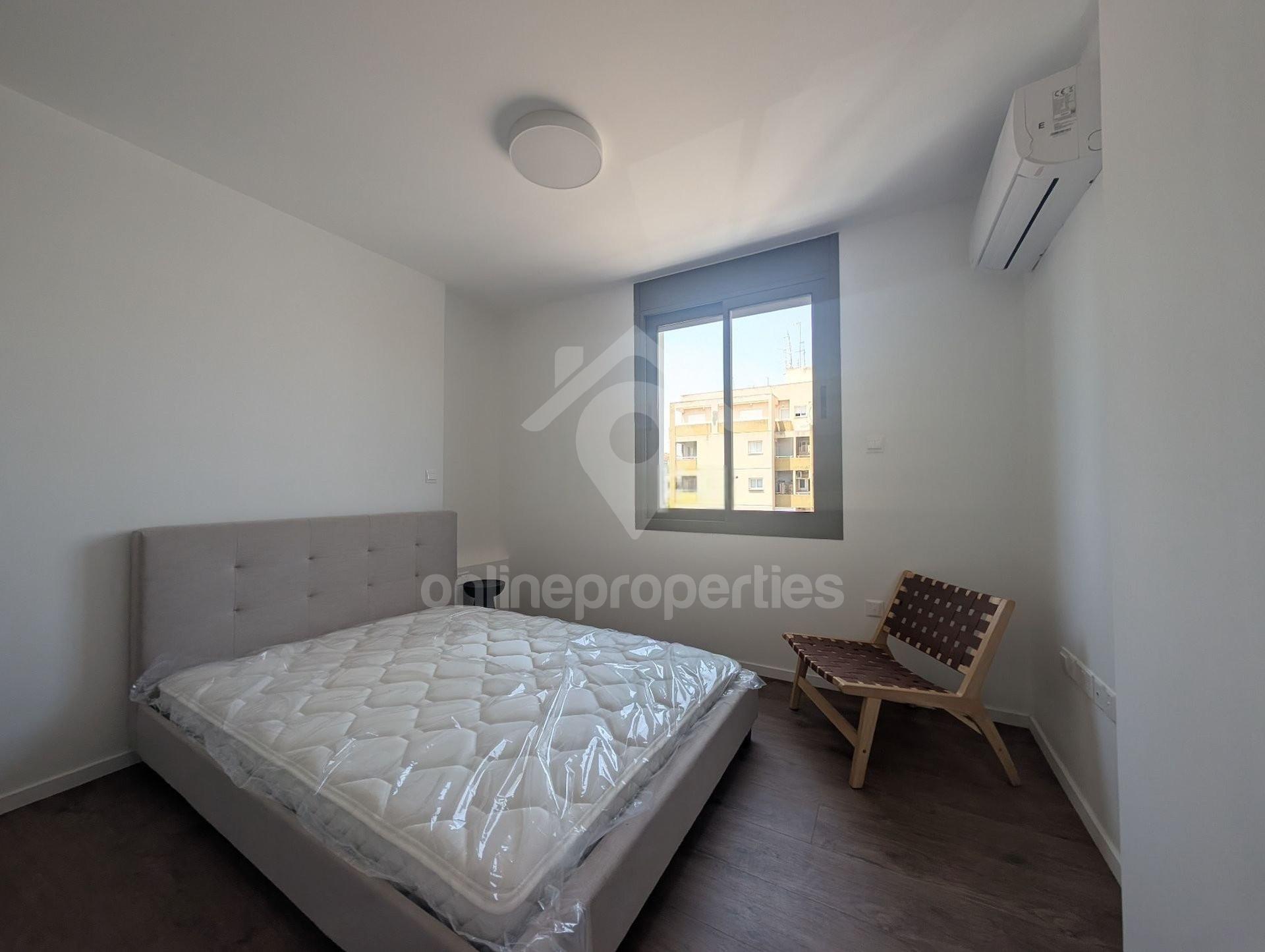 To change image, hover mouse over thumbnails below