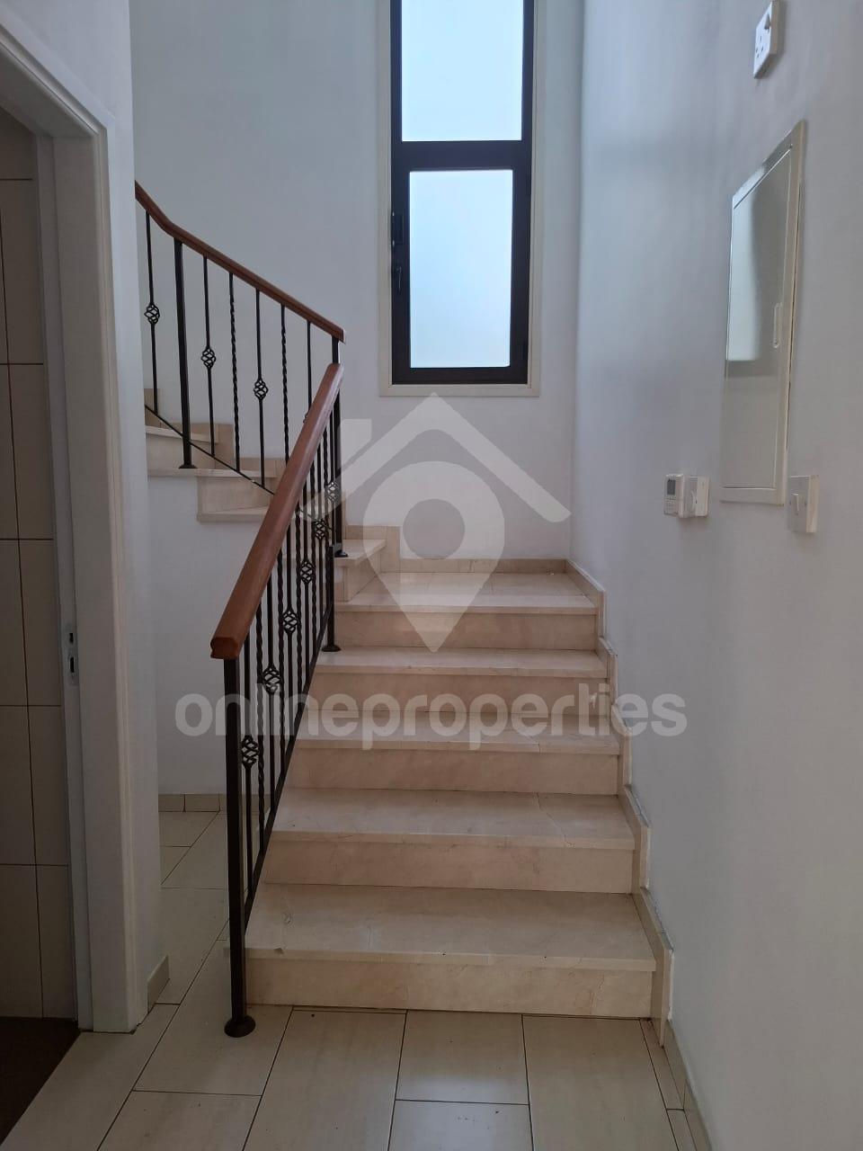 To change image, hover mouse over thumbnails below