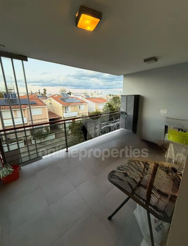 To change image, hover mouse over thumbnails below