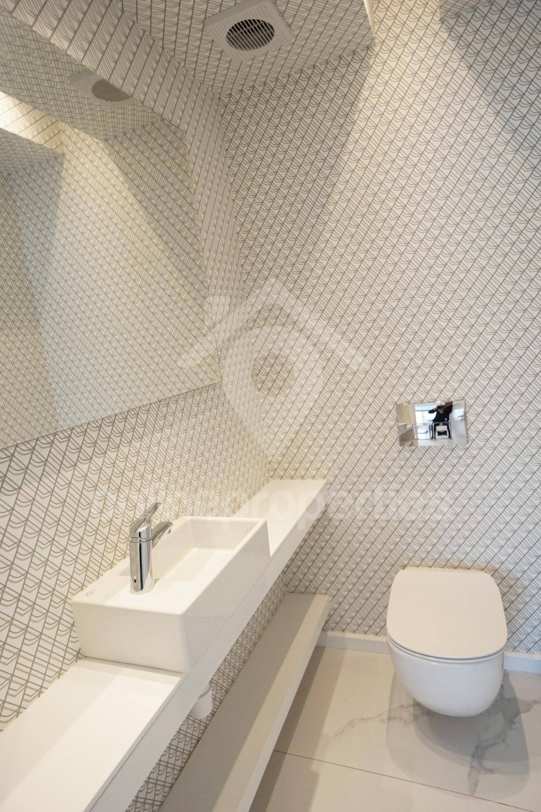 To change image, hover mouse over thumbnails below