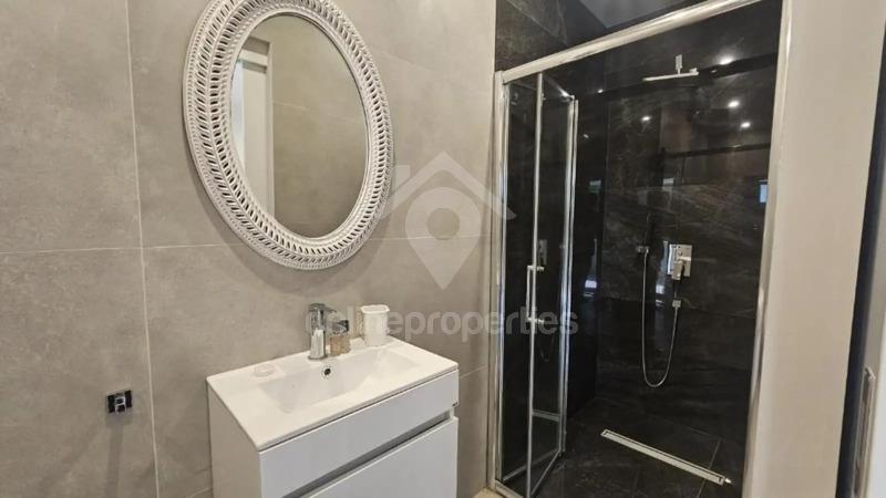 To change image, hover mouse over thumbnails below