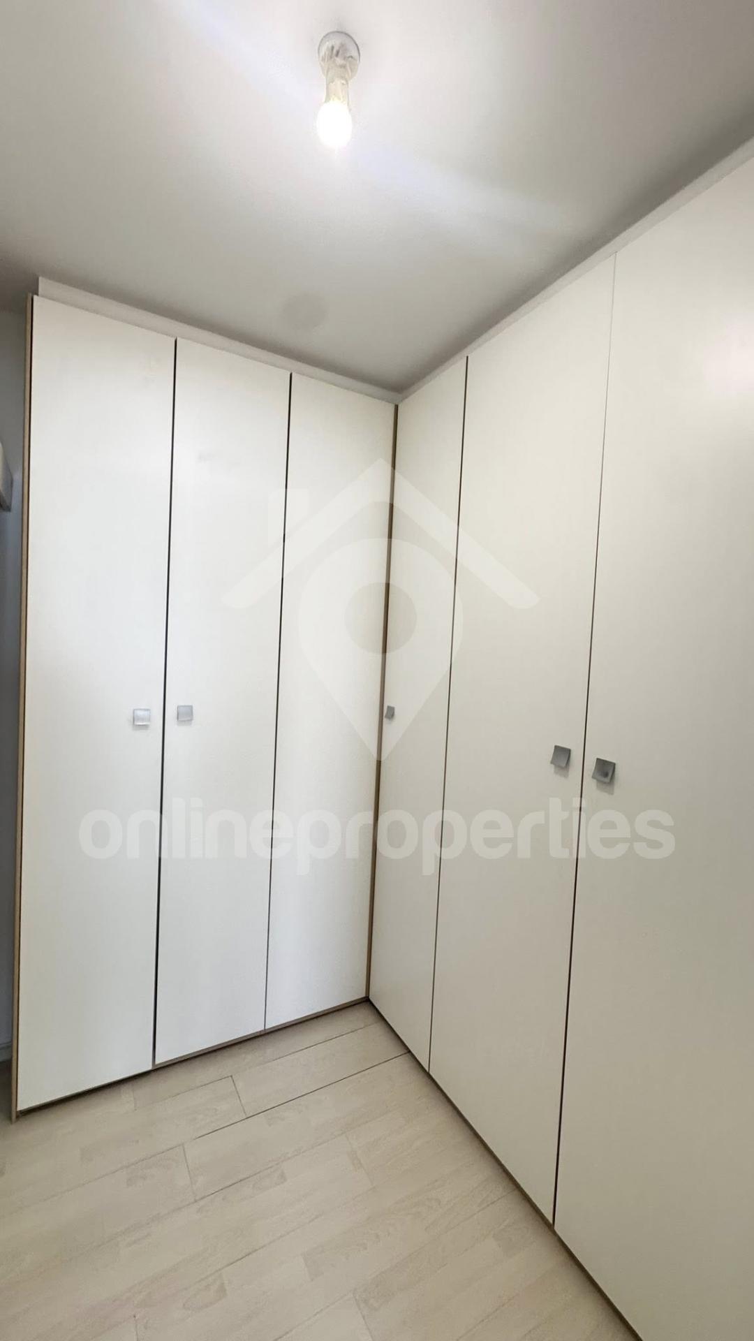 To change image, hover mouse over thumbnails below