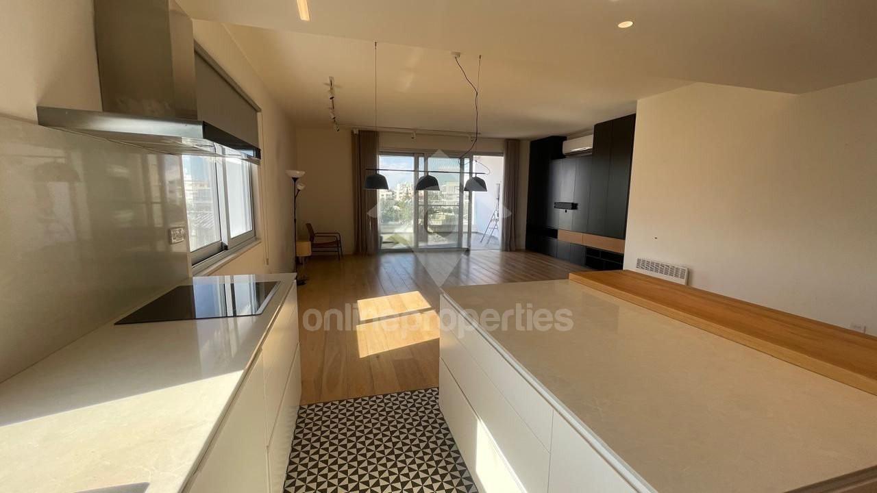 To change image, hover mouse over thumbnails below