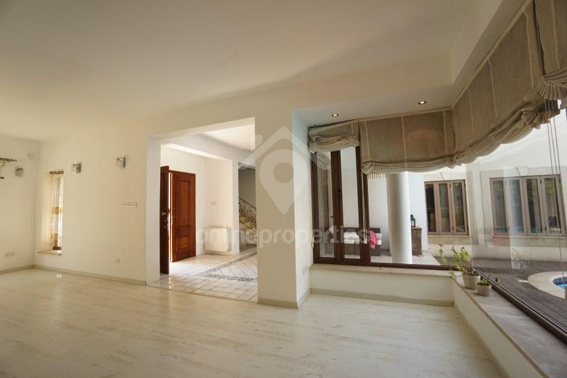 To change image, hover mouse over thumbnails below