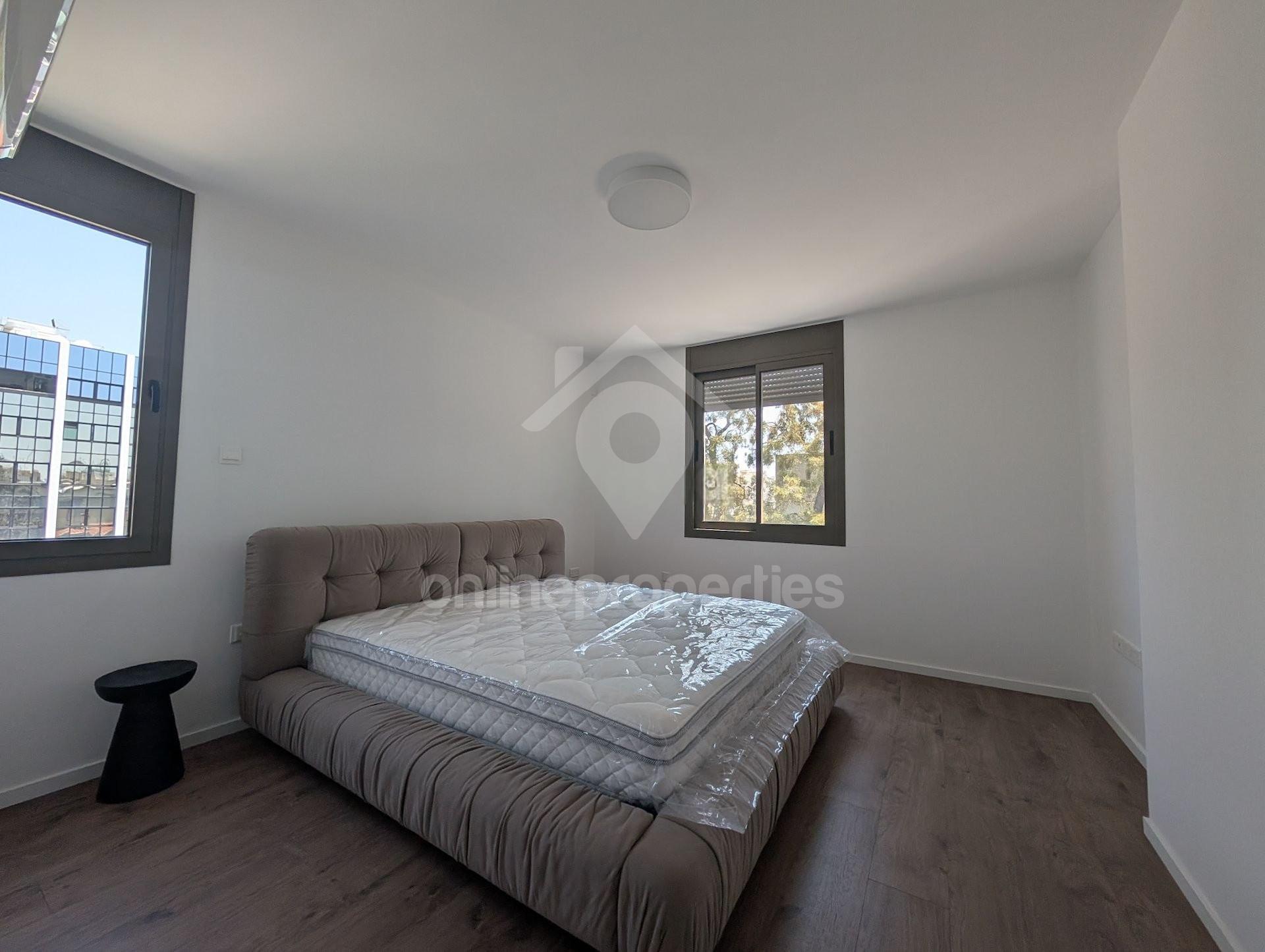 To change image, hover mouse over thumbnails below