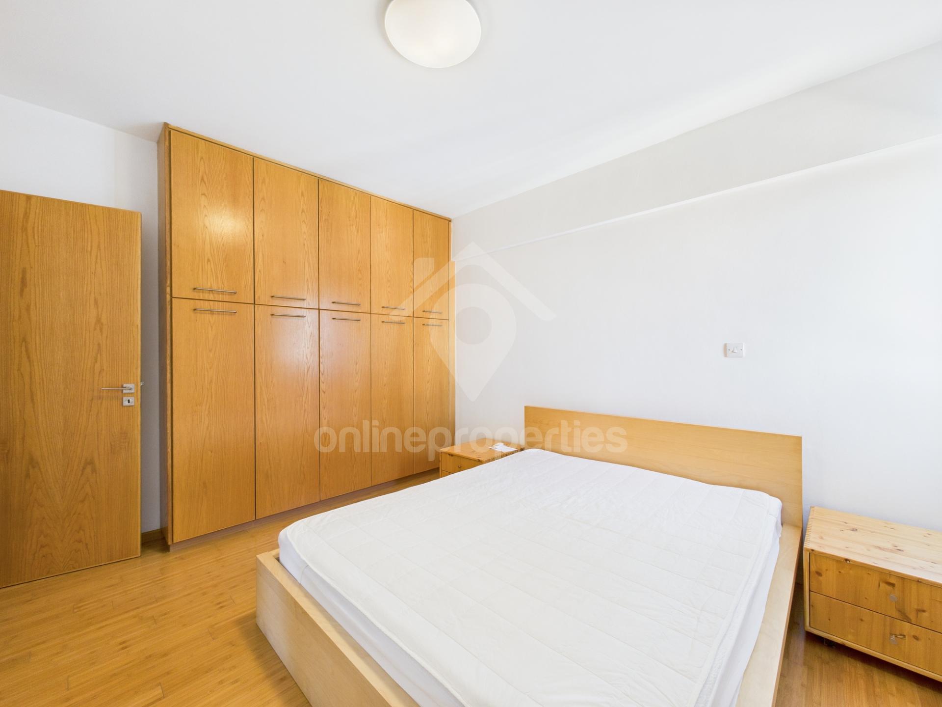 To change image, hover mouse over thumbnails below