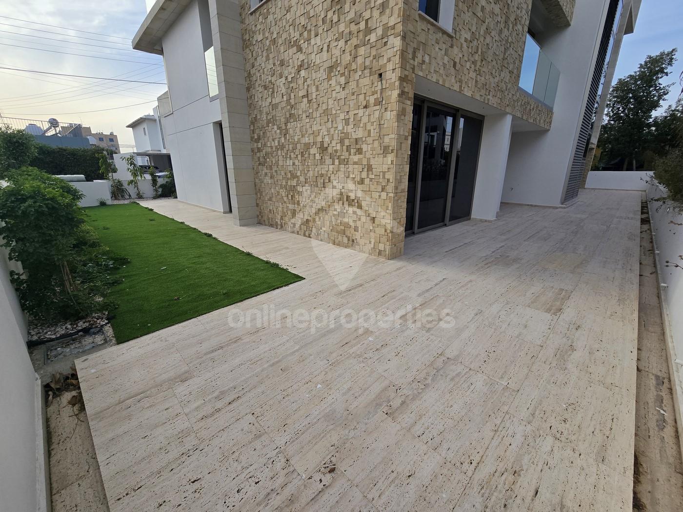 To change image, hover mouse over thumbnails below