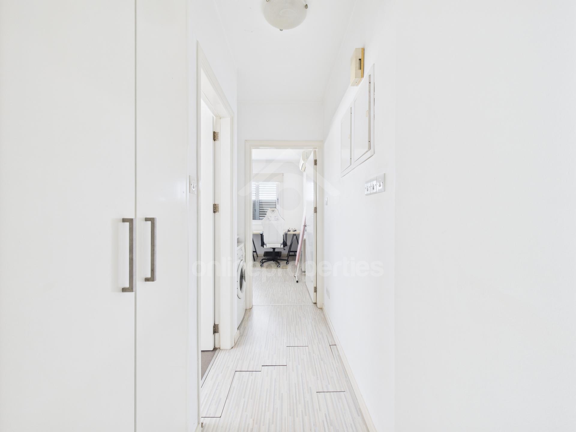 To change image, hover mouse over thumbnails below