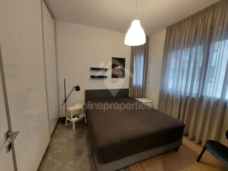 To change image, hover mouse over thumbnails below