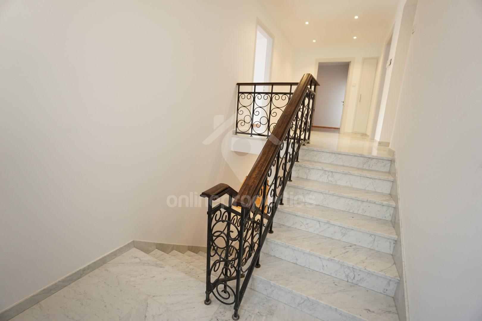 To change image, hover mouse over thumbnails below