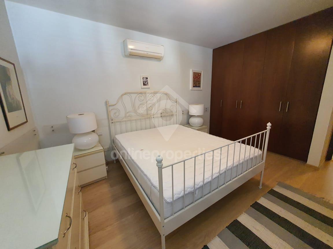 To change image, hover mouse over thumbnails below