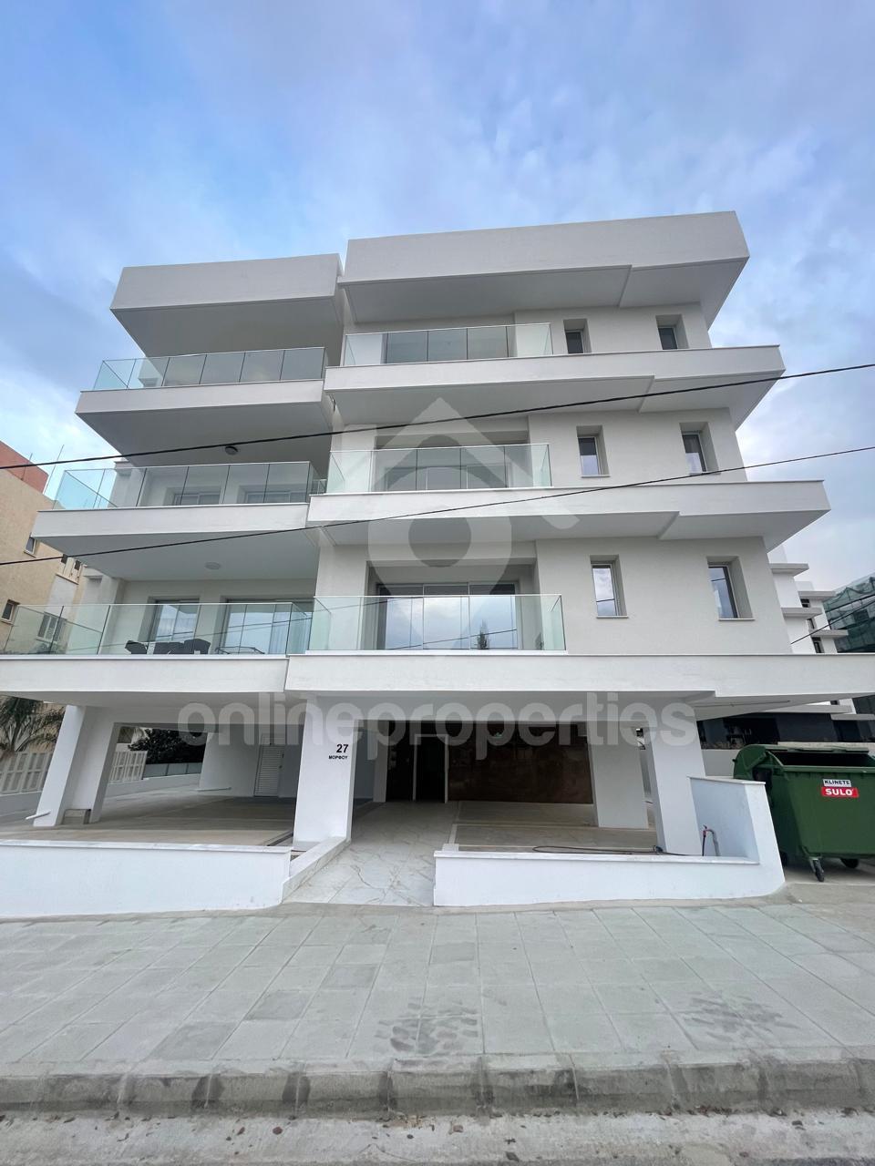 Brand New modern 2-bedroom apartment close to Academias park