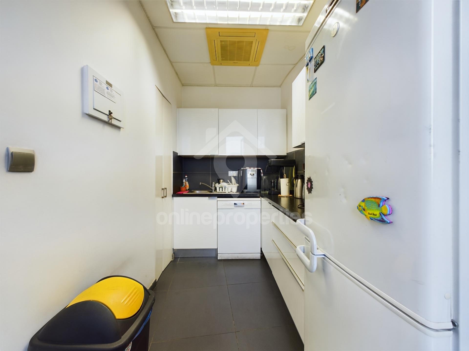 To change image, hover mouse over thumbnails below