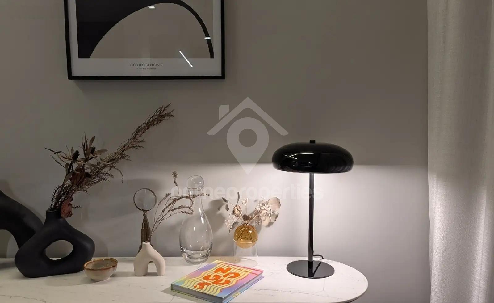 To change image, hover mouse over thumbnails below