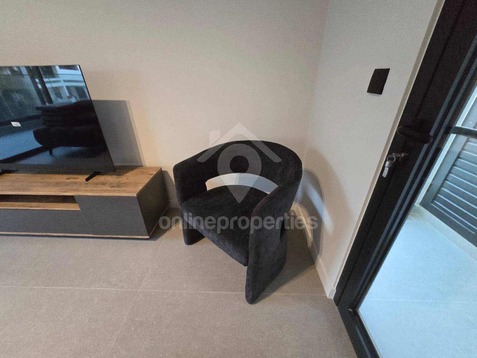 To change image, hover mouse over thumbnails below