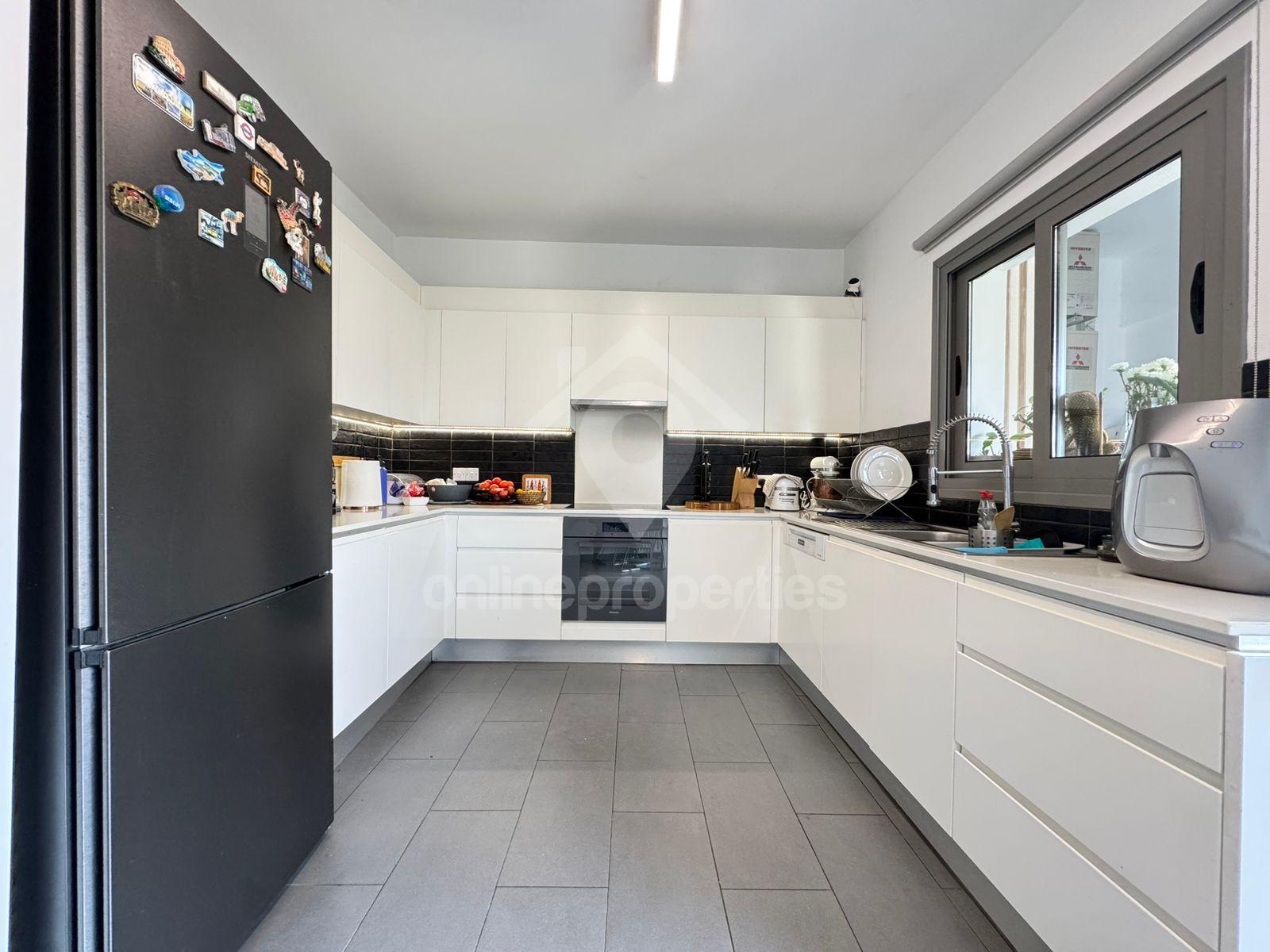 To change image, hover mouse over thumbnails below