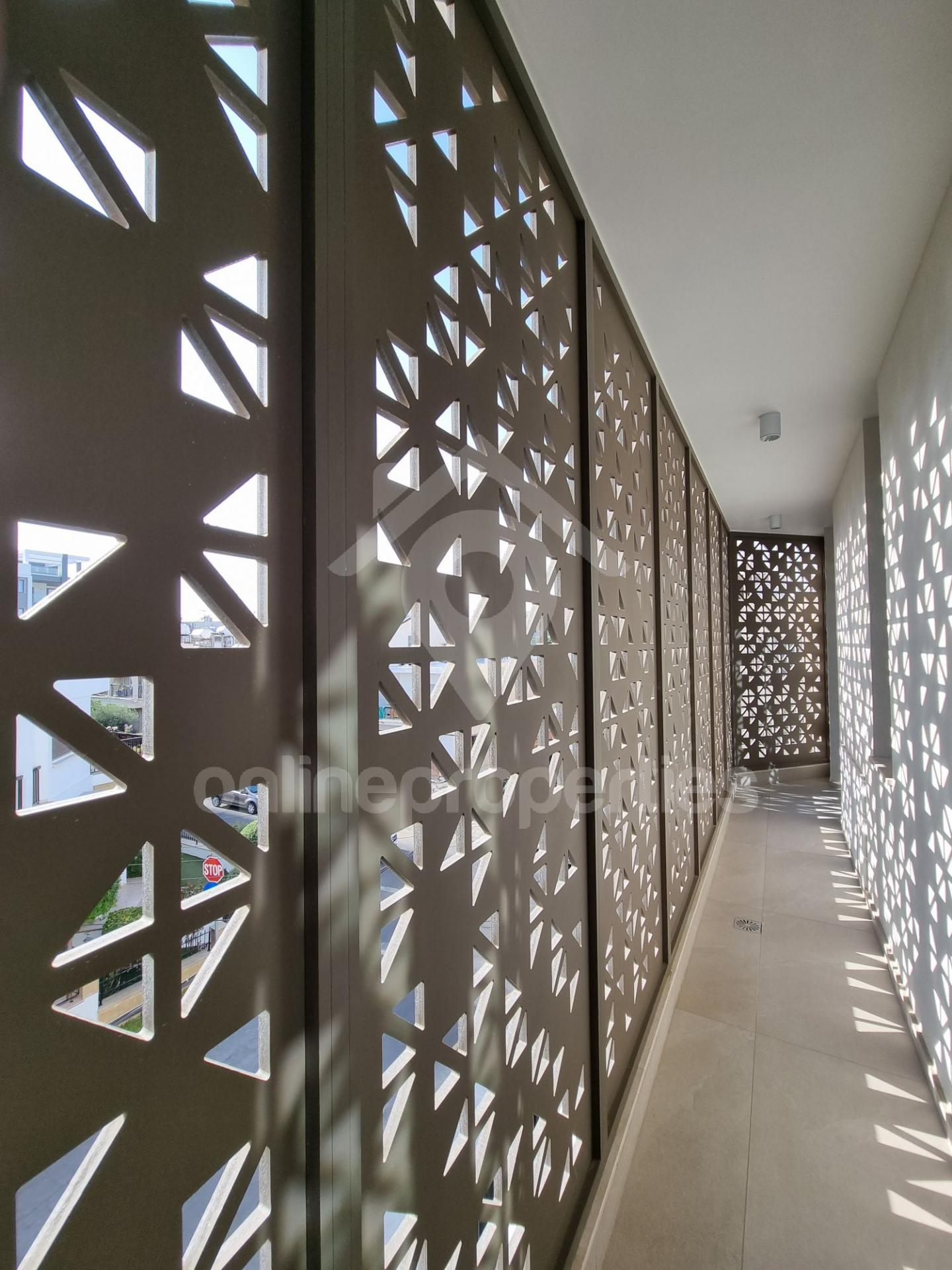 To change image, hover mouse over thumbnails below