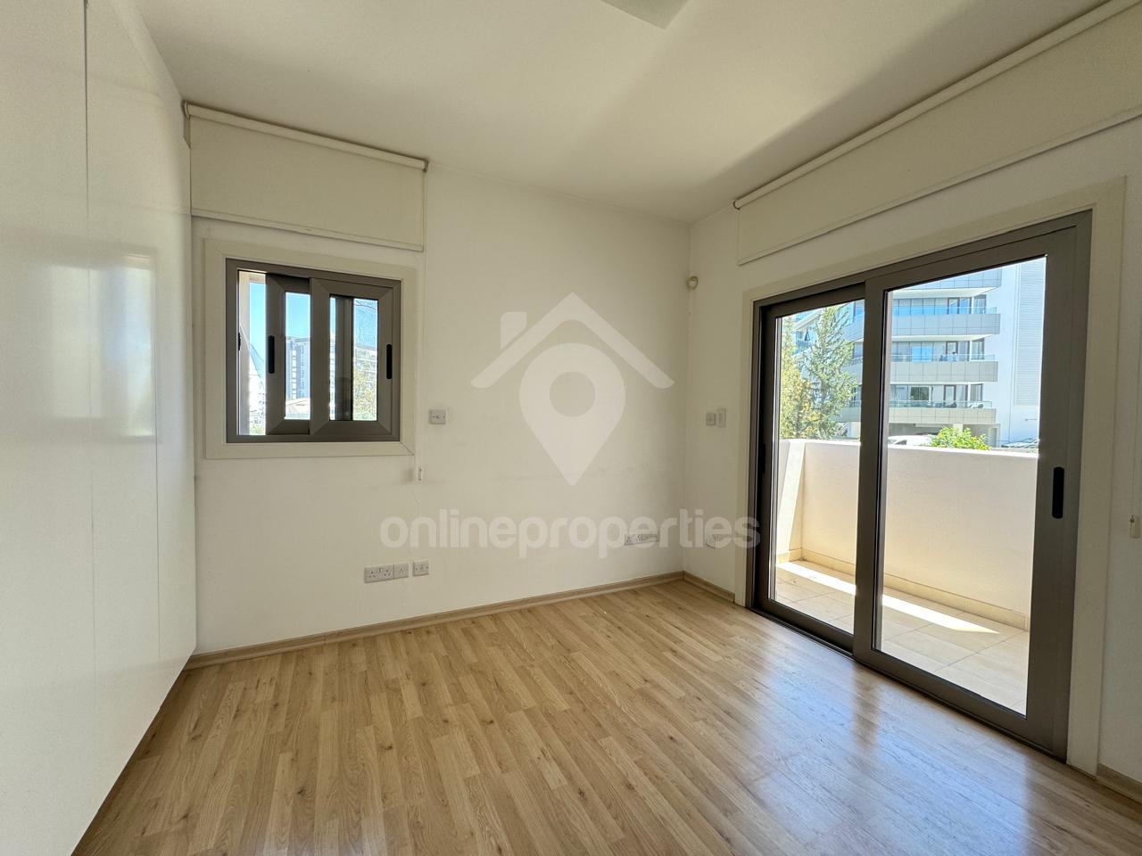 To change image, hover mouse over thumbnails below