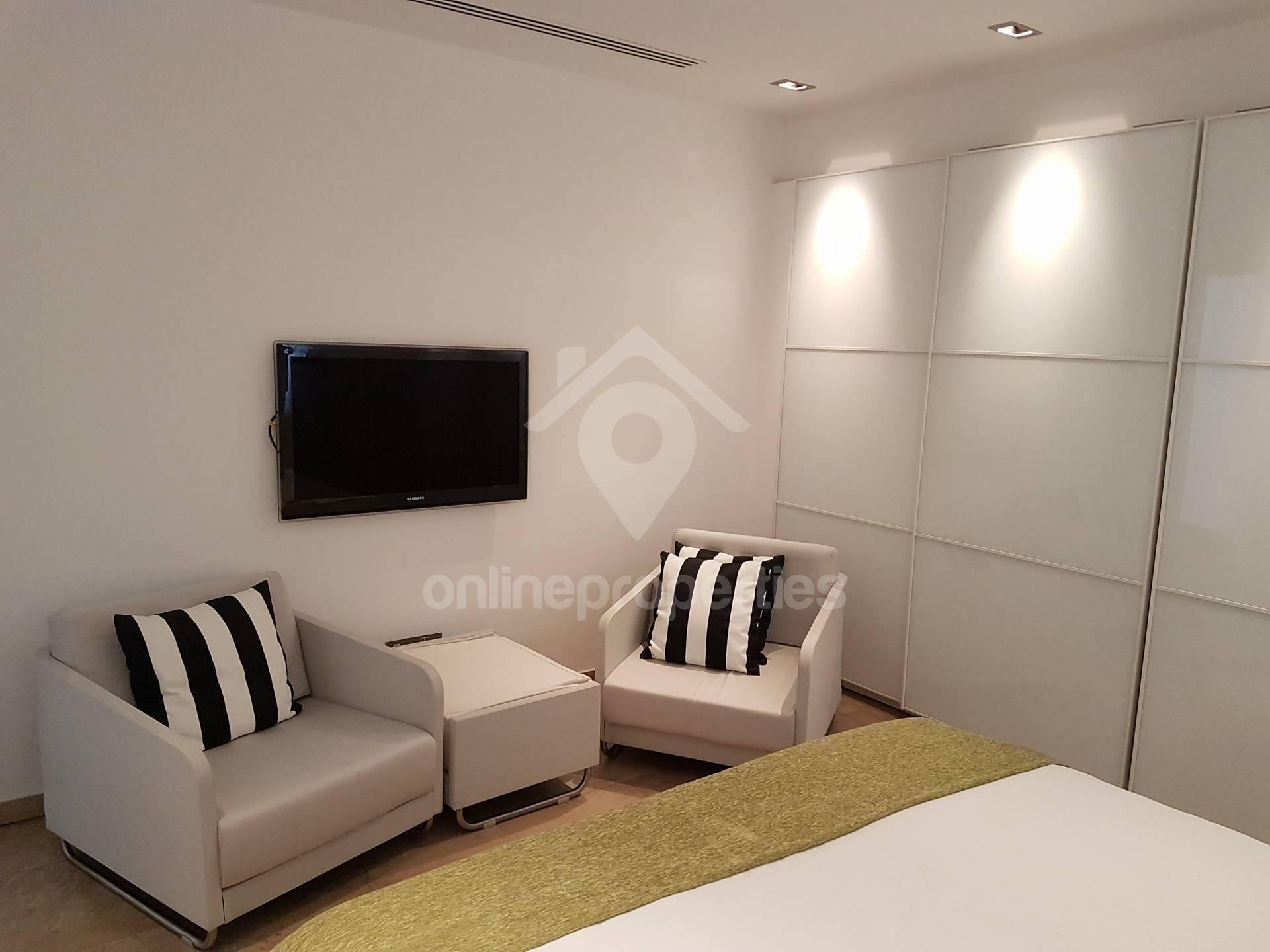 To change image, hover mouse over thumbnails below