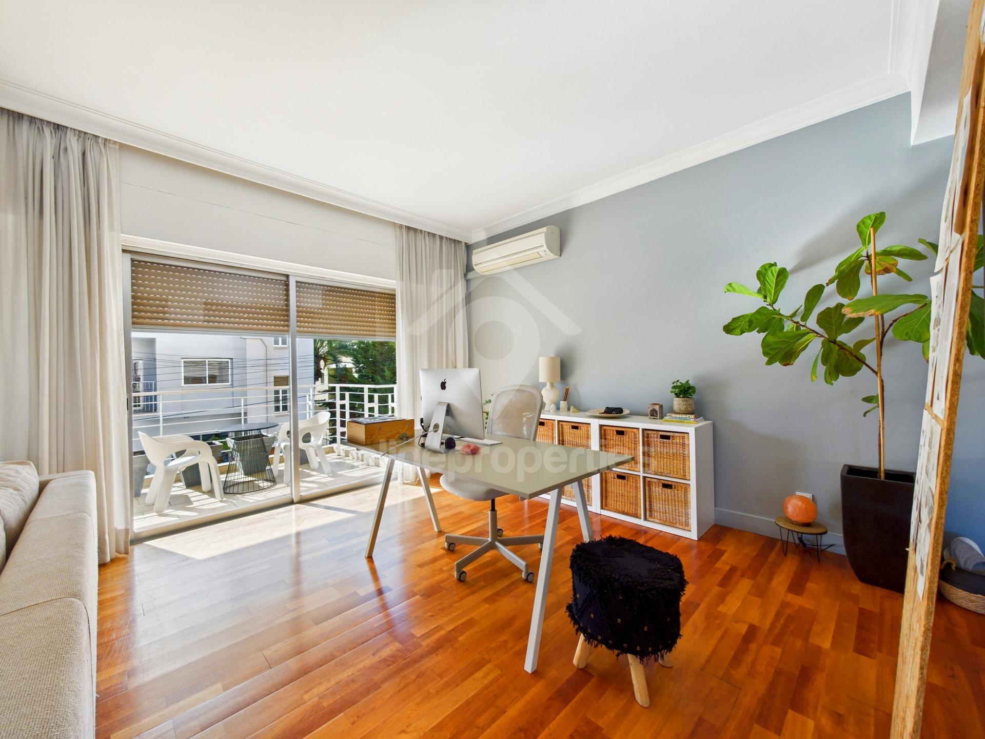 To change image, hover mouse over thumbnails below