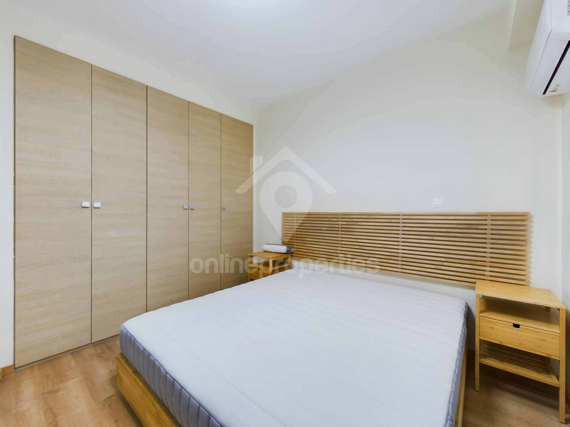 To change image, hover mouse over thumbnails below