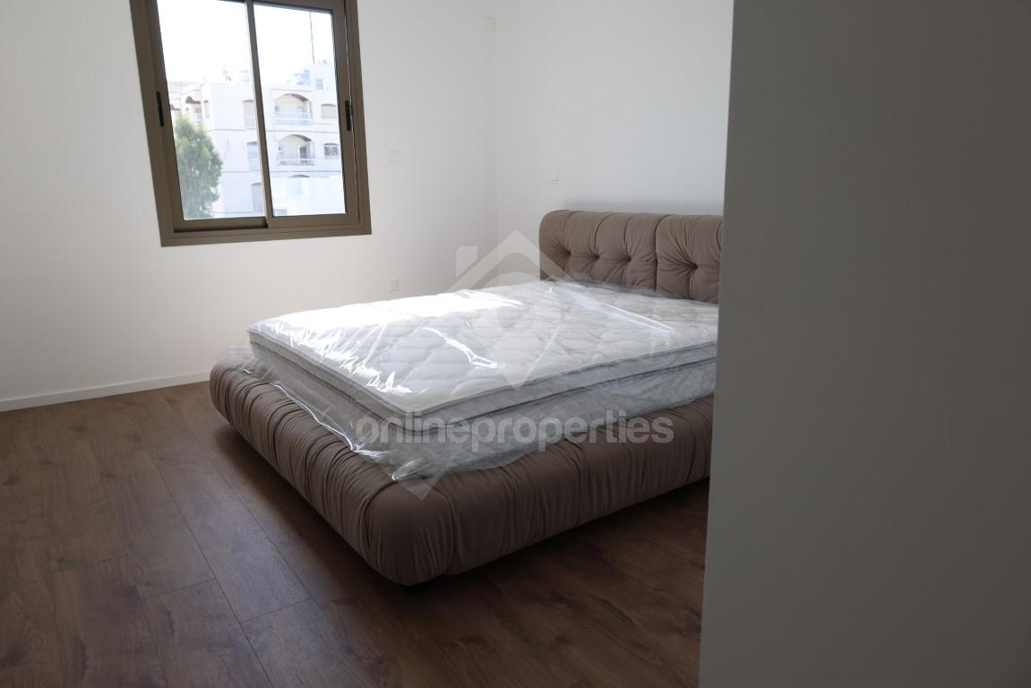 To change image, hover mouse over thumbnails below