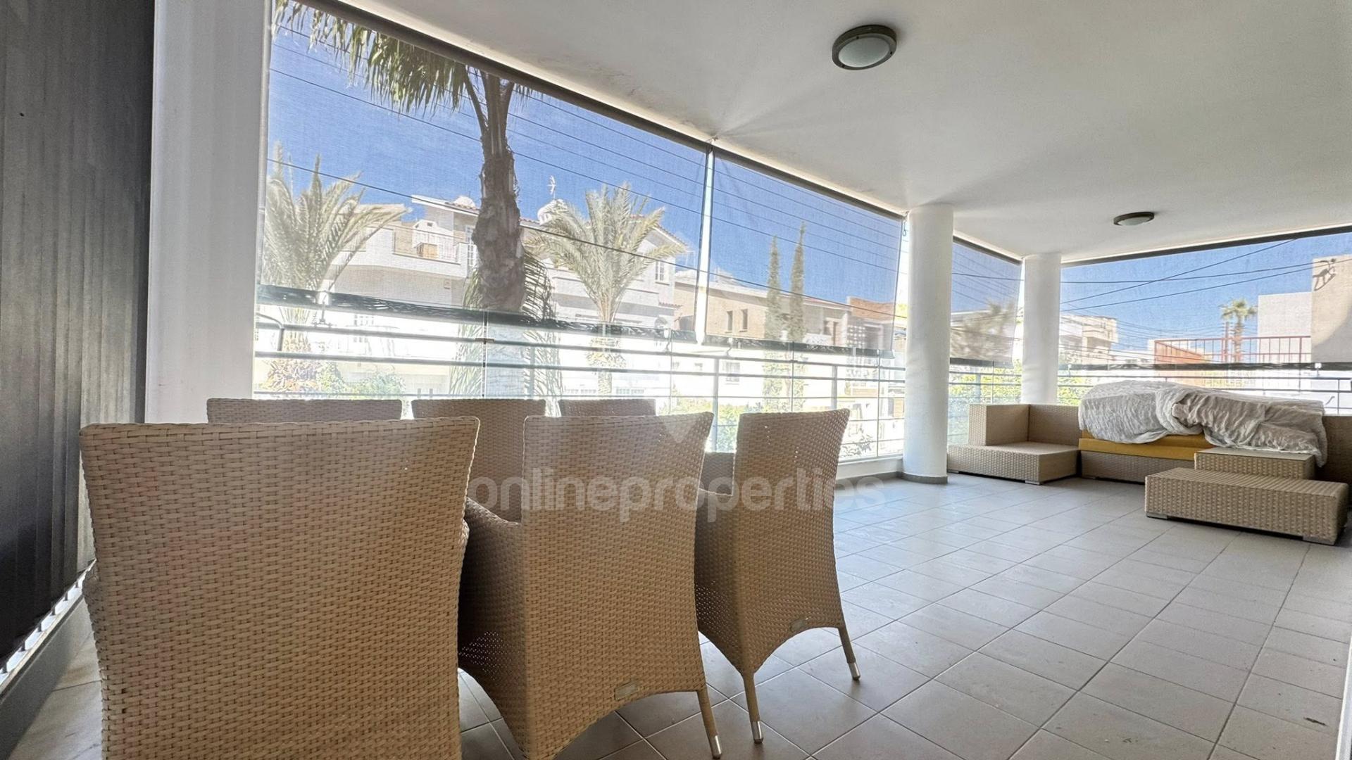 To change image, hover mouse over thumbnails below