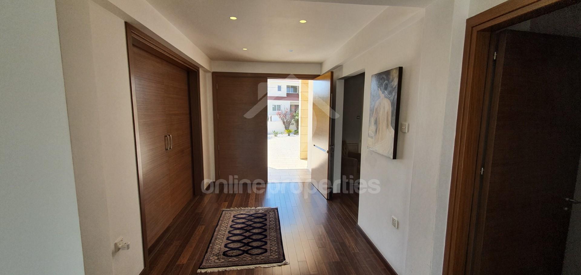 To change image, hover mouse over thumbnails below