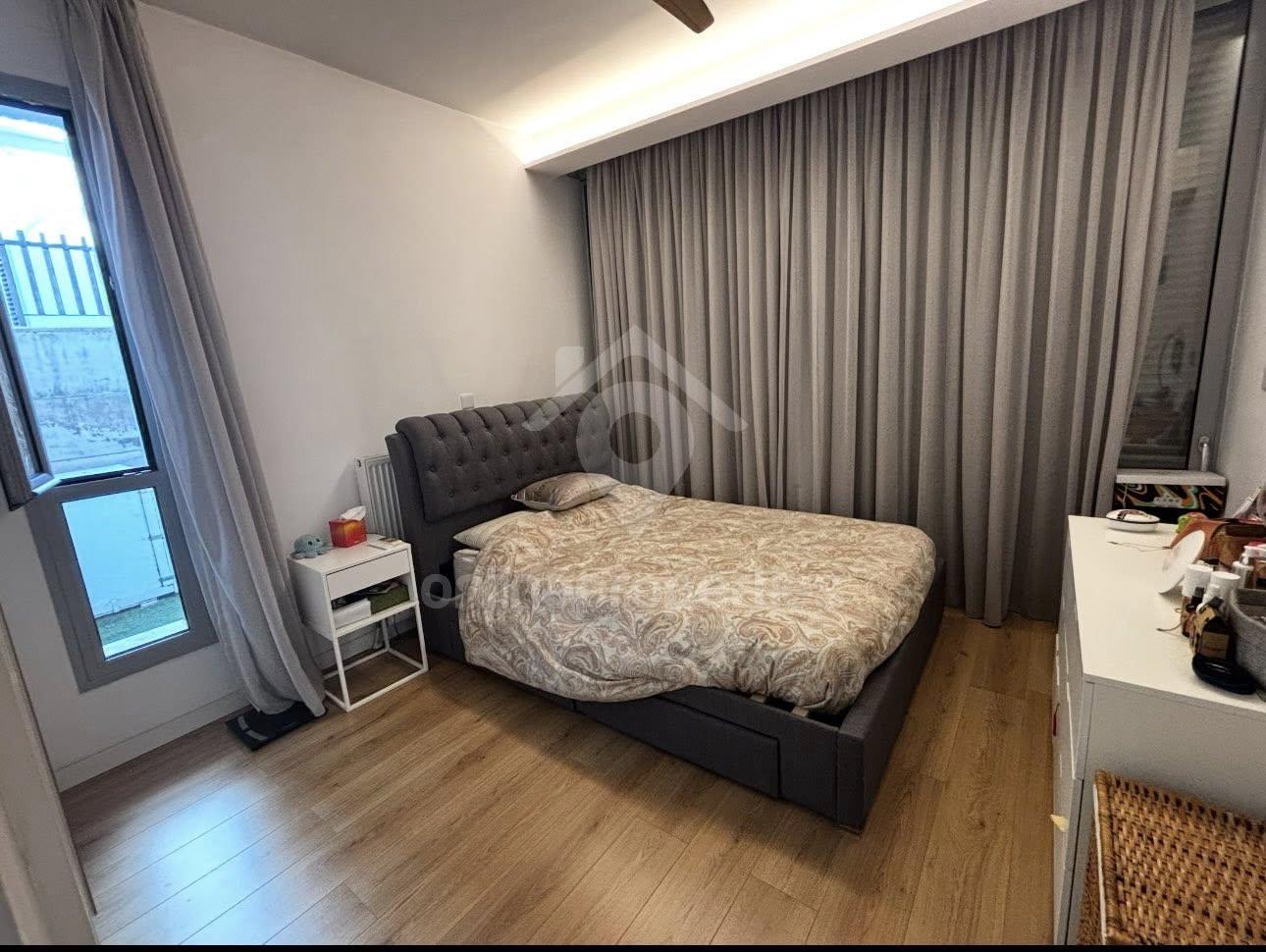 To change image, hover mouse over thumbnails below