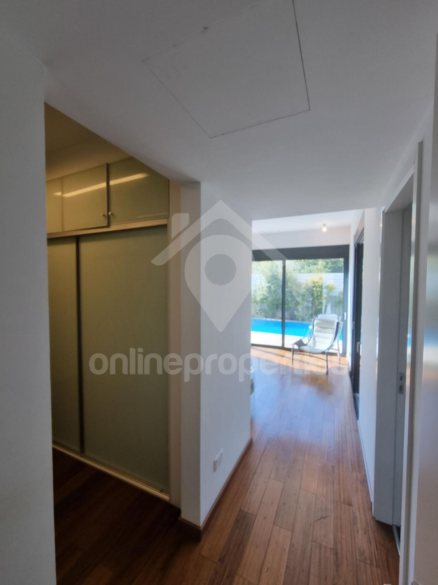 To change image, hover mouse over thumbnails below