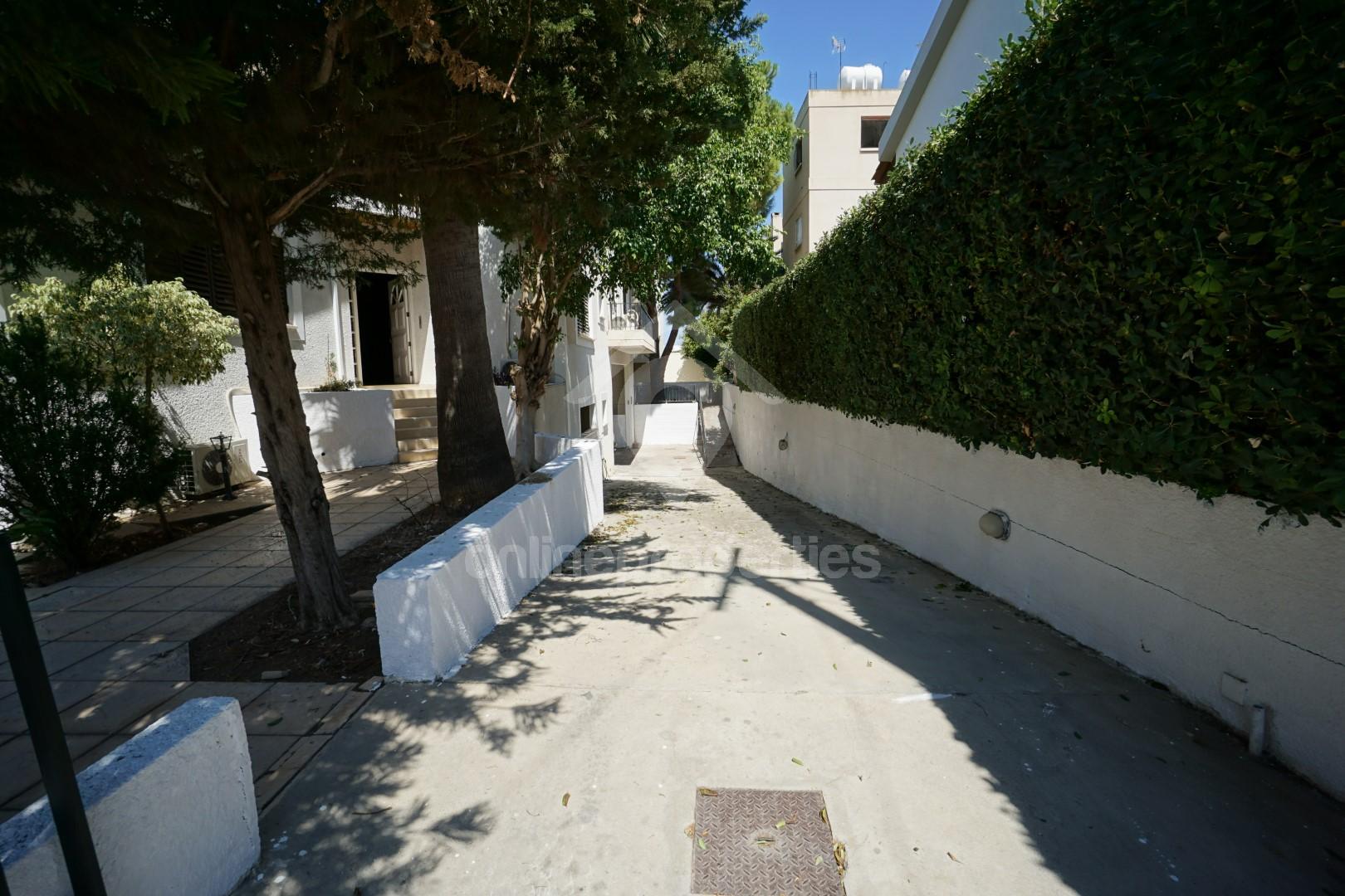 To change image, hover mouse over thumbnails below