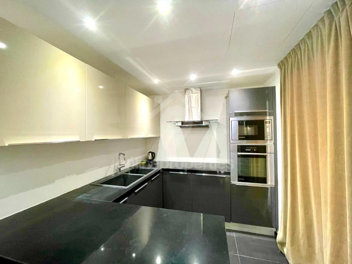 To change image, hover mouse over thumbnails below