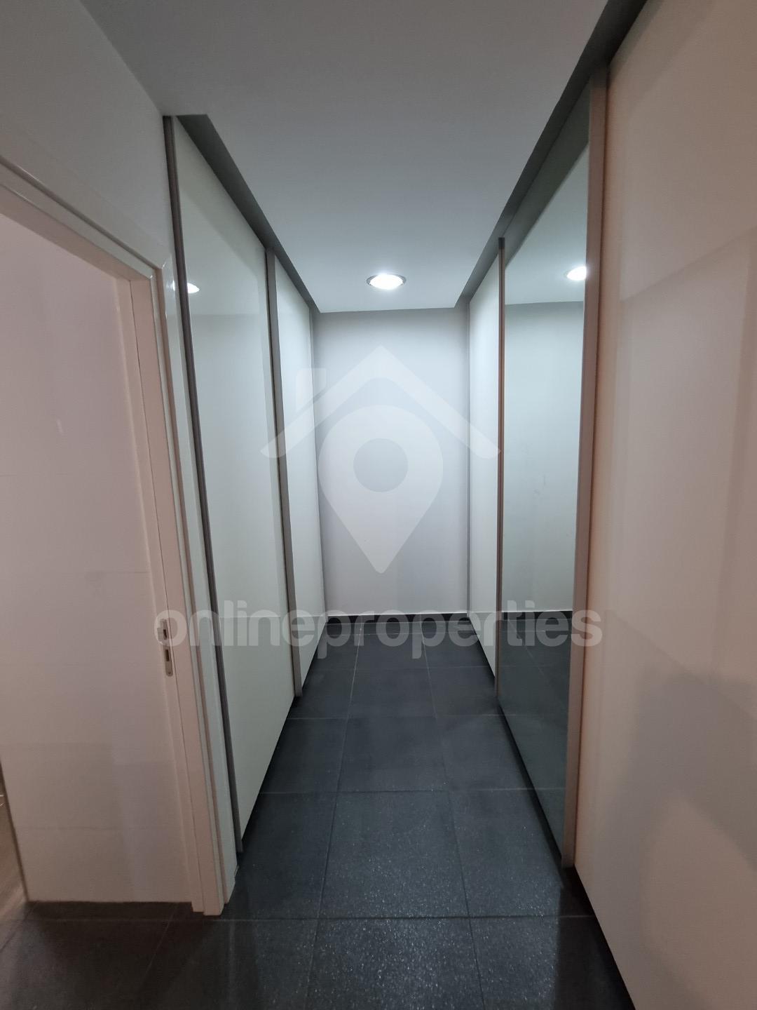 To change image, hover mouse over thumbnails below