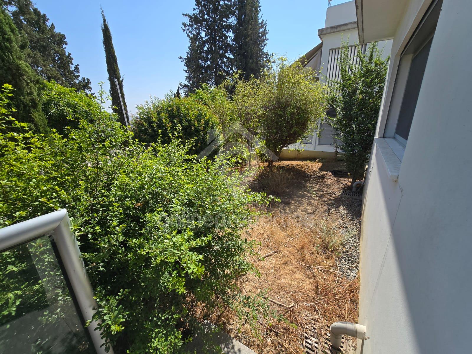 To change image, hover mouse over thumbnails below