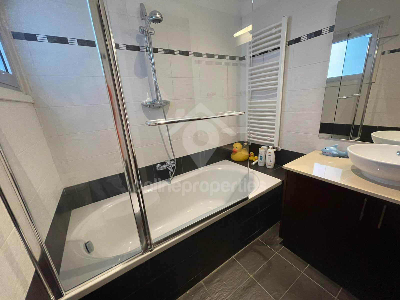 To change image, hover mouse over thumbnails below