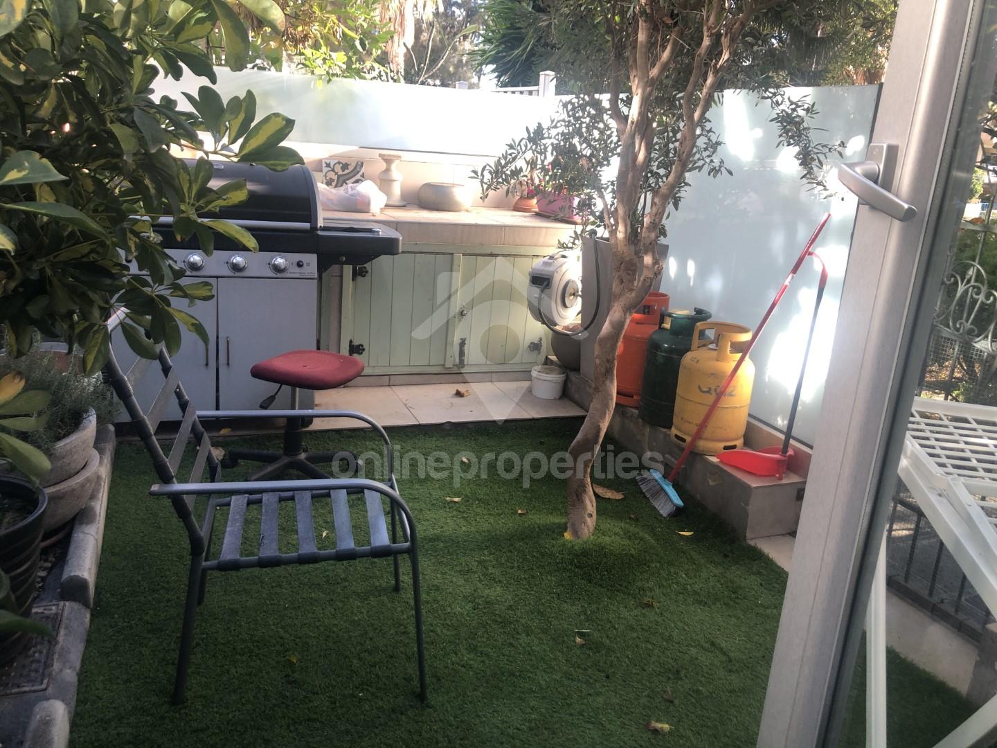 To change image, hover mouse over thumbnails below