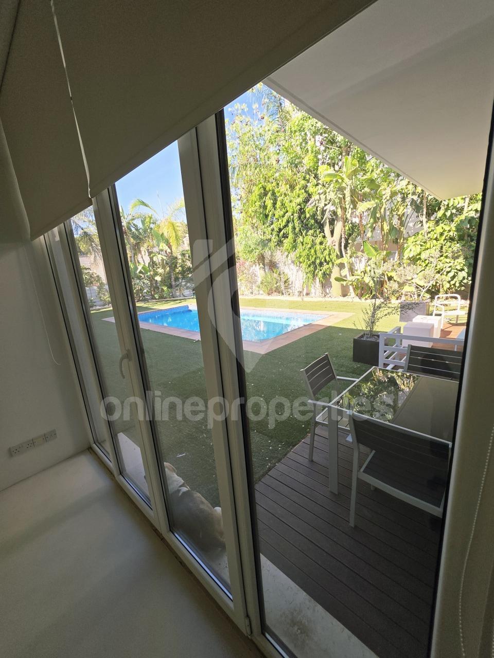 To change image, hover mouse over thumbnails below