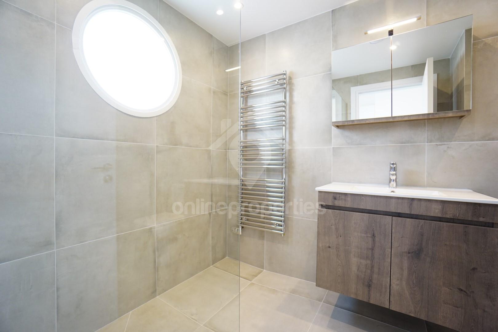 To change image, hover mouse over thumbnails below