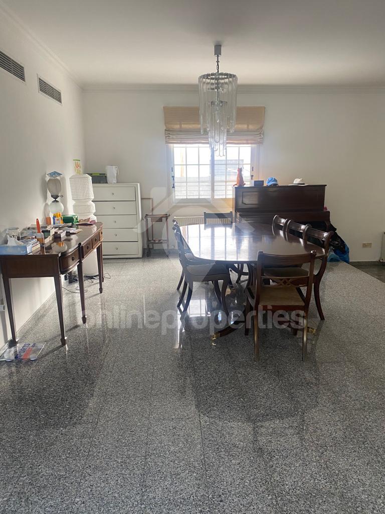 To change image, hover mouse over thumbnails below