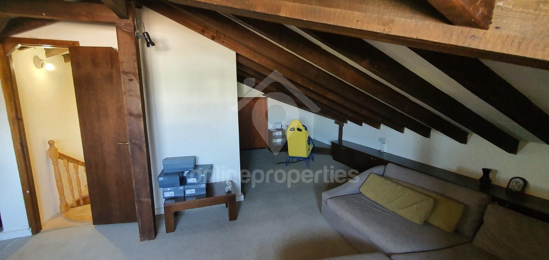 To change image, hover mouse over thumbnails below